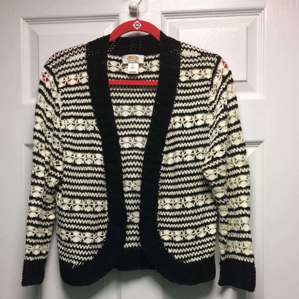 🎀 Talbots Black & Off White Shrug